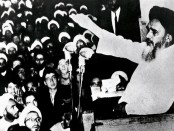 Аятолла Хомейни выступает в Куме